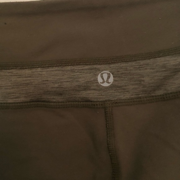 mid-rise Lululemon capri pants - Picture 5 of 6